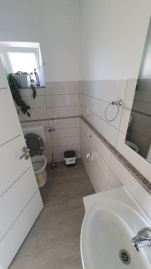 Angel Apartment Drnis Luaran gambar
