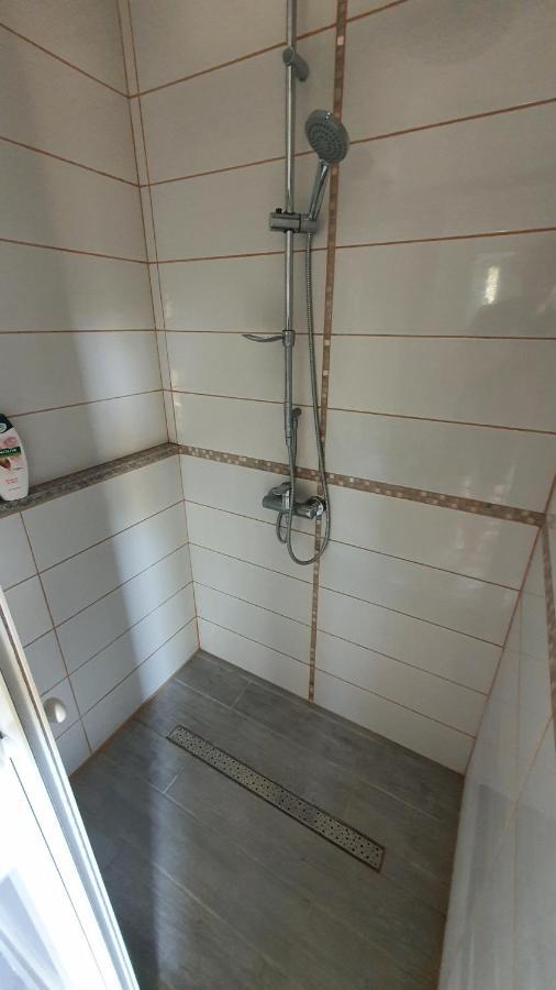 Angel Apartment Drnis Luaran gambar